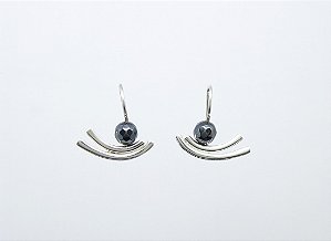 BRINCO GAIVOTA HEMATITA FACETADA