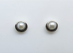 BRINCO CAIXA MEIA LUA PÉROLA BIWA