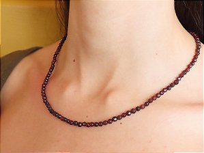 COLAR DELICADO GRANADA FACETADA