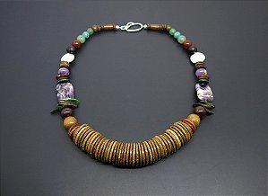 COLAR ÉTNICO COM COCO E PEDRAS VARIADAS