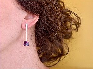 BRINCO PÊNDULO  COM AMETISTA