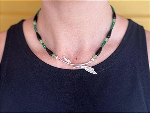 COLAR GUIRLANDA FOLHAS COM ÁGATA