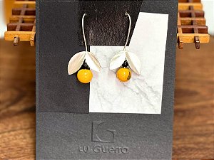 BRINCO FOLHA DE OUTONO AÇAÍ AMARELO AÇAÍ