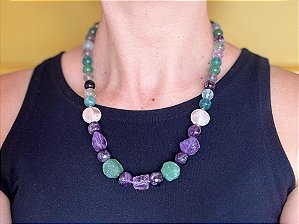 COLAR COM FLUORITA, AMETISTA E QUARTZO VERDE II QUARTZO VERDE