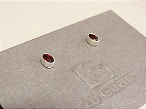 BRINCO PINO CAIXA GRANADA OVAL FACETADO GRANADA