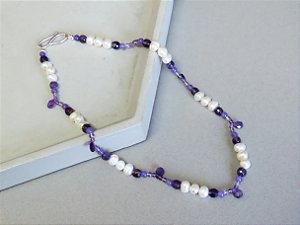 COLAR DELICADO COM AMETISTA E PÉROLA BIWA
