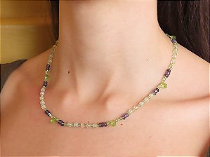 COLAR DELICADO PERIDOTO E SAFIRA