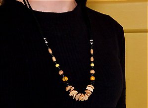 COLAR CAMURÇA AÇAI, COCO E MADEIRAS DIVERSAS
