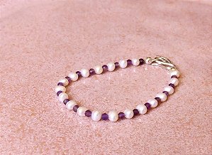 PULSEIRA DELICADA PÉROLA E AMETISTA