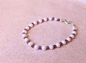 PULSEIRA DELICADA PÉROLA E AMETISTA PEROLA E PEDRA