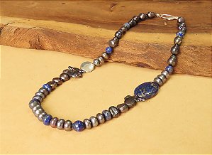COLAR LÁPIS LAZULI COM PEROLA NEGRA