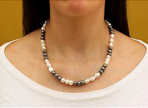 COLAR PÉROLA BIWA BRANCA E PÉROLA NEGRA