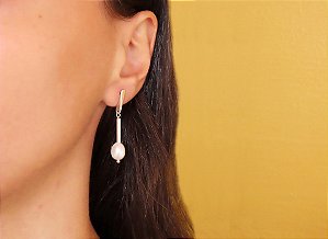 BRINCO EXCLAMAÇÃO PÊNDULO PÉROLA BIWA