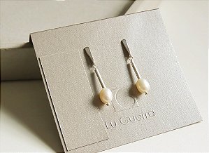 BRINCO EXCLAMAÇÃO PÊNDULO PÉROLA BIWA