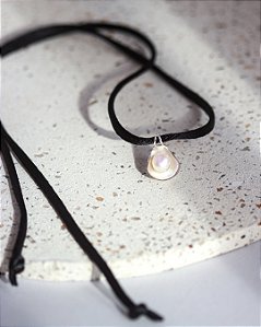 PINGENTE SEDA CONCHA PÉROLA BIWA