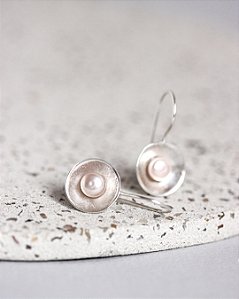 BRINCO GANCHO CONCHA PÉROLA BIWA