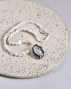 COLAR PÉROLA E CENTRO DE RAINBOW STONE