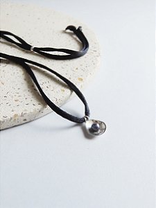 PINGENTE SEDA CONCHA PÉROLA NEGRA