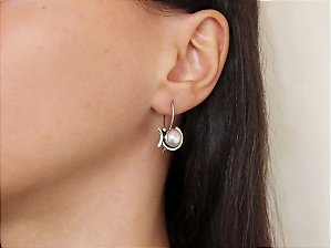 BRINCO GANCHO CAIXA GRAFISMO PÉROLA BIWA