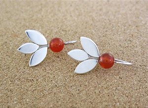 BRINCO GANCHO FLOR DE LÓTUS CORNALINA