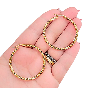 Brinco Argola Torcida Dourada Aço com Ouro 18K - 4,5 cm