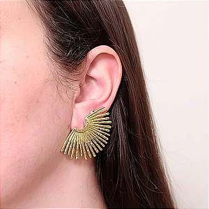 Brinco Leque Raios de Sol em Aço Cirúrgico com Ouro 18K