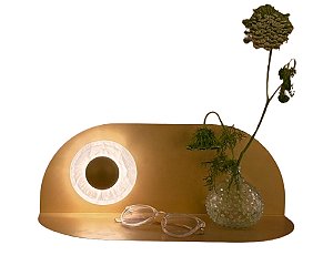 Arandela DNA Iluminação A0112 Cotidiano – Prateleira + Cúpula Selenita Ø10 cm – LED 2W 3000K – Entrada USB-C