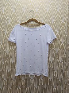 Camiseta Feminina com aplicação de pérola