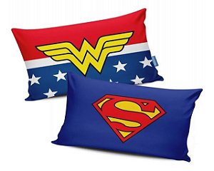 KIT ALMOFADAS SUPER HOMEM E MULHER MARAVILHA. TAMANHO 30X20