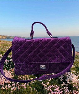 Bolsa de veludo matelassê cor berinjela.
