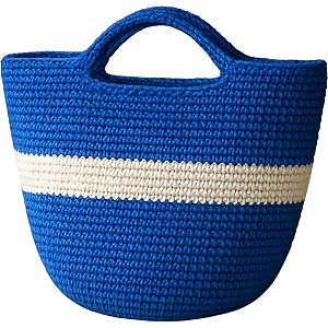 Bolsa crochê azul e branca.