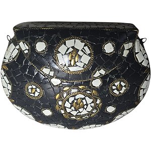 Bolsa preta pequena.