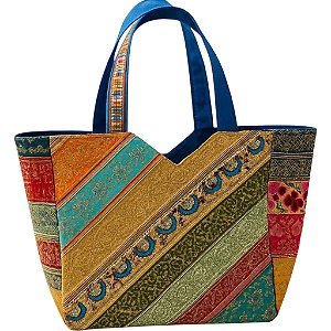 Bolsa floral com detalhes dourado.