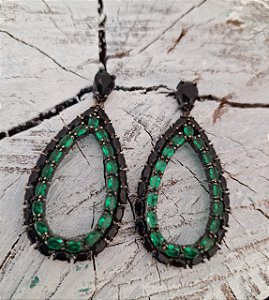 Brinco com pedra verde e preto.