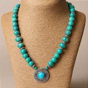Colar azul com medalha