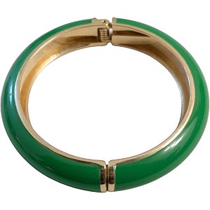 Bracelete verde com dourado.