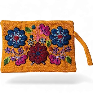 Bolsa de mão cor laranja com flores bordada.