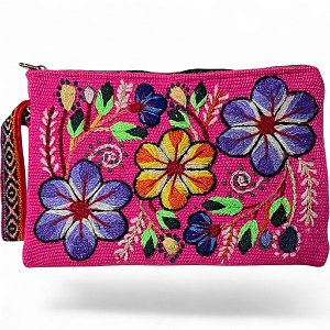 Bolsa de mão cor pink com flores bordada.