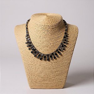 Colar com pedras pretas