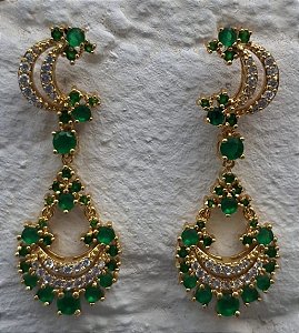 Brinco dourado com pedras verdes e brilhante
