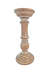 Castiçal de madeira.