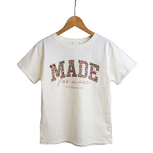 Camiseta com frase bíblica.