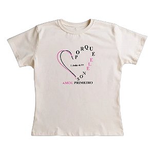 Camiseta com frase bíblica.