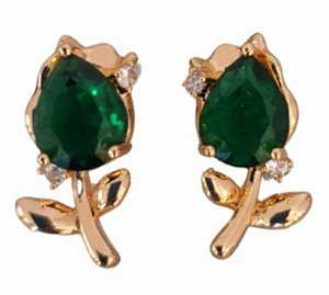 Brinco dourado com pedra fusion verde.
