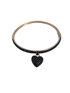 Bracelete coração com pedras pretas.