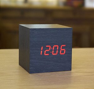 Relógio Cubo de Madeira - preto