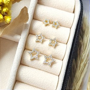 Trio de brincos de estrela vazada e cravejada com zircônias folheado em ouro 18k