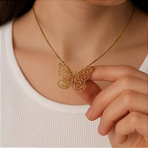 Colar com borboleta cravejada folheada em ouro 18k