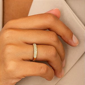 Anel meia aliança com três fios de zircônias banhada em ouro 18k