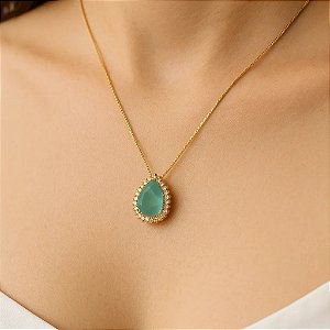 Colar com pingente de gota azul rodeado de zircônias folheado em ouro 18k